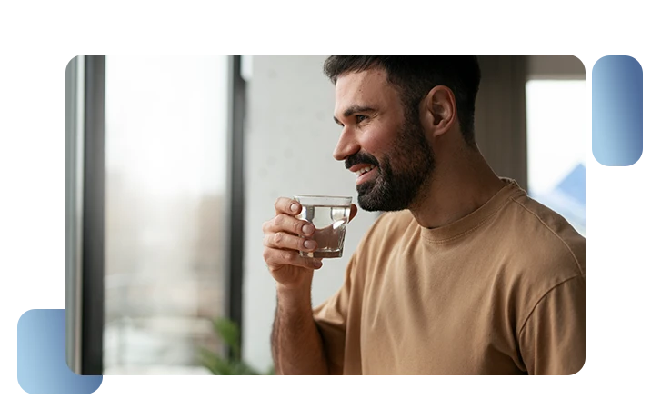 גבר שותה כוס מים