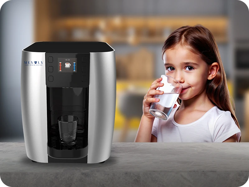 ילדה שותה מים מבר מים של מי יולי ילדה שותה מים מבר מים של מי יולי